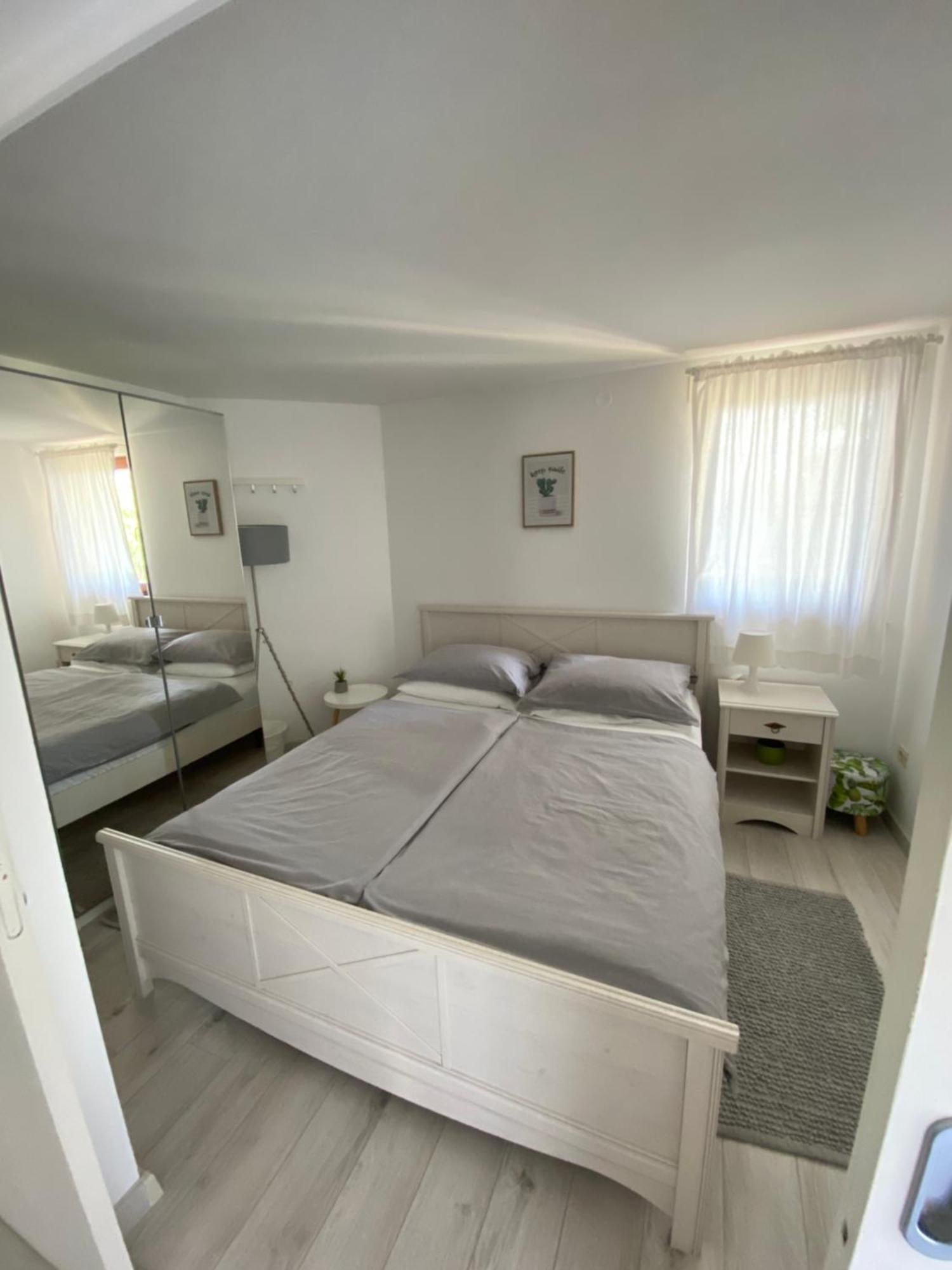 Apartments Flora 1 Banjol المظهر الخارجي الصورة